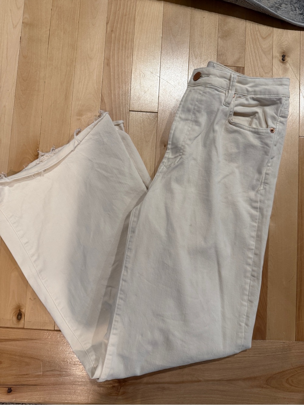 Women’s High-Rise ecru jeans